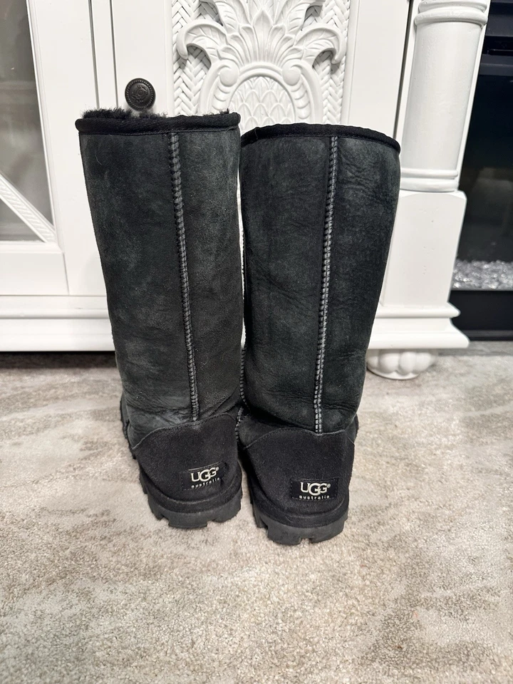 Bota de invierno UGG Classic Tall II negra para mujer talla 8 gamuza forrada en piel de oveja Foto 2 de 4