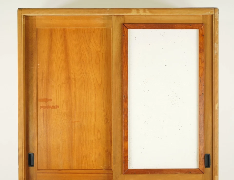 Gabinete de almacenamiento de madera con puerta corredera Hamilton Foto 2 de 4