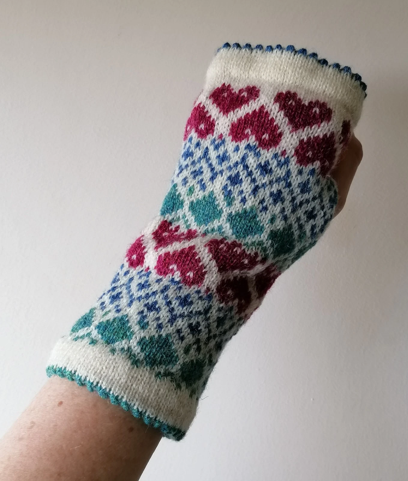 Fairisle Gloves 100% Wool Hand Knitted Woollen Handwarmer Wrist warmer Heart New
Opens in a new wind