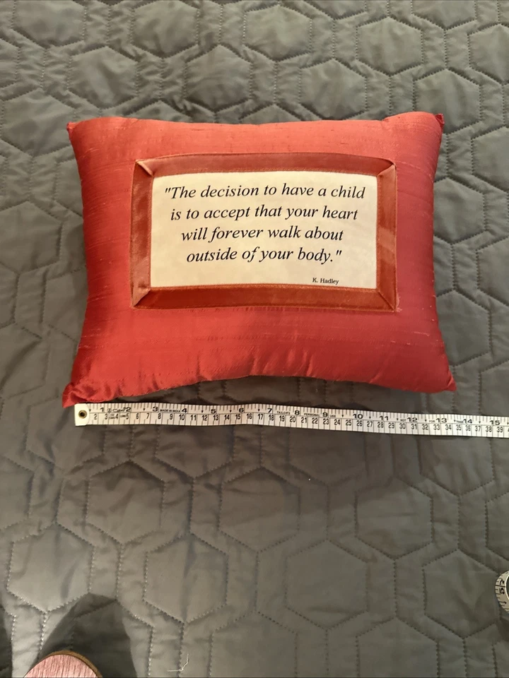 Almohadas rojas sedosas/satinadas La decisión de tener un hijo es aceptar... Foto 4 de 4
