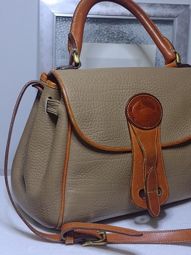 De colección Dooney & Bourke Todo Clima Cuero Essex Portador Taupe 11.5" x 8" x 5.5" - Imagen 3 de 24