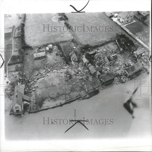 1953 Press Photo Great Britain Village Flood Damage - RRY06333