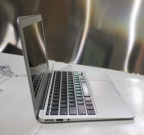 Laptop Apple Macbook Air 2013 A1465 11" I5 1.3GHz 4GB 128GB SSD MD711LL/A - Imagen 4 de 10