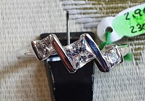 Bague En Or Blanc 18 Carats Avec Zirconites - Taille 15, Poids 1,95 Gr - Cadeau Ou Cérémonie
