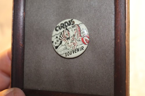 Konvolut 3 gerahmte Vintage Zirkus Souvenir Pinback Buttons - Bild 5 von 6