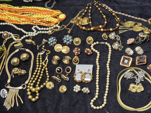 Großes Vintage Modeschmuck Konvolut Halsketten Ohrringe Armbänder Broschen  - Bild 1 von 7