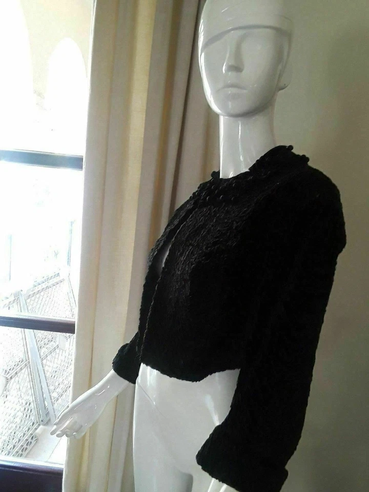 Blazer corto bolero de piel de cordero cola ancha Hattie Carnegie chaqueta negra talla XS S de colección Foto 2 de 4