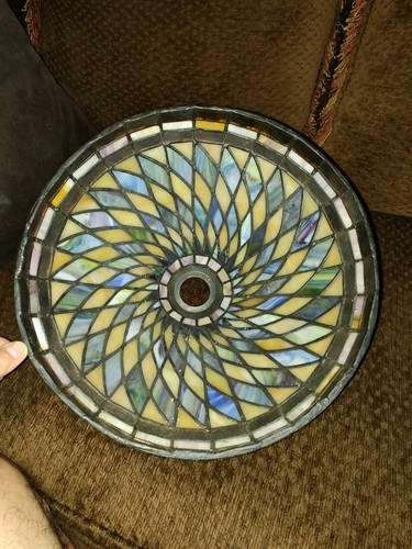 Pantalla de lámpara de vitral Art Nouveau. 18ʺW × 18ʺD. Estilo Tiffany vintage años 80. - Imagen 10 de 15