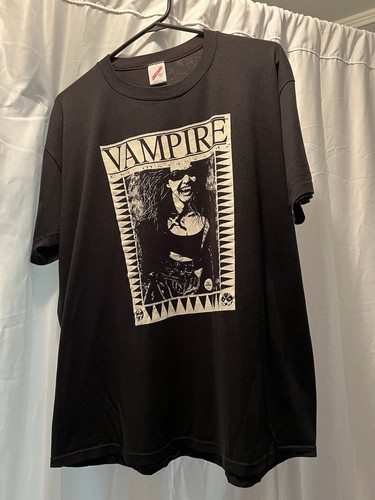 CAMISETA VINTAGE 2XL 1991 FASHION VICTIM VAMPIRO LA MASCARADA Lobo Blanco - Imagen 2 de 3