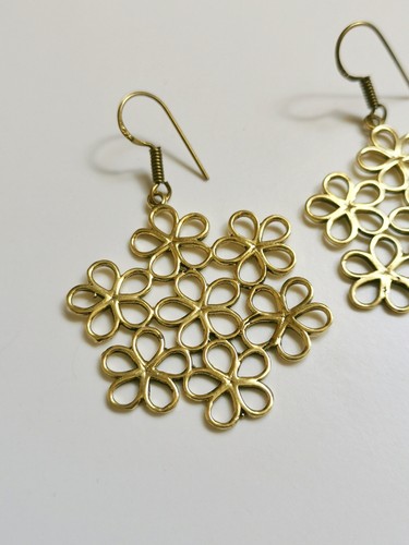 Daisy Hängeohrringe aus goldenem Messing, Blumen Ohrringe, Gänseblümchen Ohrring - Imagen 3 de 8