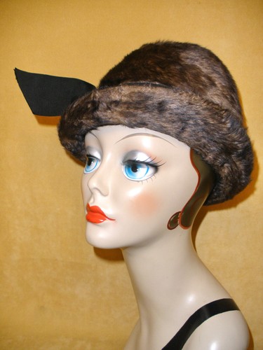 Elsa Schiaparelli braun & schwarz pelziger Wollfilz Kleid Hut mit Perlen Akzent - Bild 2 von 10