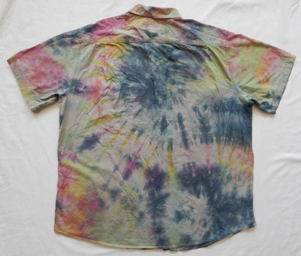 Camisa Tie Dye Azul Rosa Manga Corta Abotonada - 2XL Para Hombre Hecha a Mano Foto 2 de 4