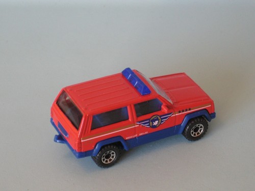 Matchbox Jeep Cherokee 4x4 Red Body Fire Chief 70mm UB - Imagen 2 de 3