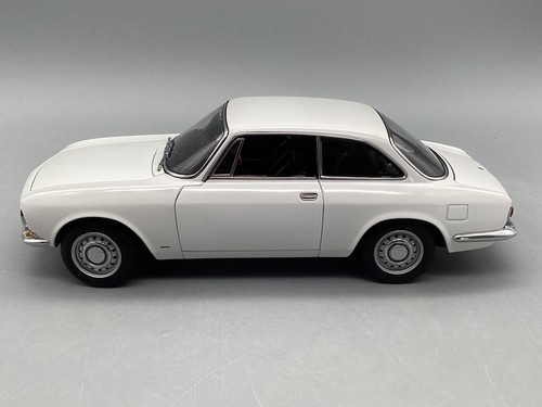 Modellini auto 1:18 AUTOart Millennium Alfa Romeo 1750 GTV bianco in confezione originale - Foto 3 di 13