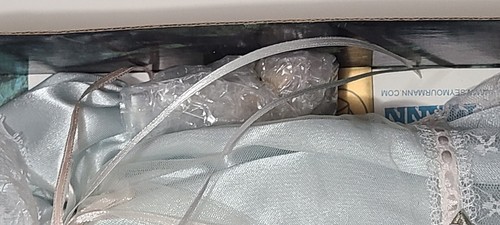 Seymour Mann Raperonzolo bambola porcellana 16" capelli rossi abito bianco perle con supporto vintage - Foto 8 di 21