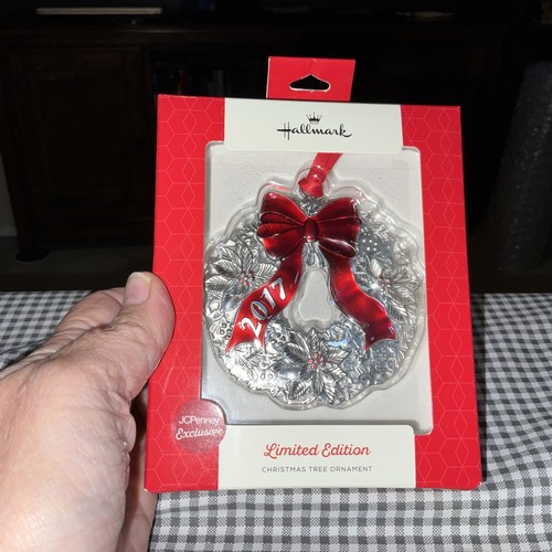 HALLMARK JC Penney Edizione Limitata 2017 ORNAMENTO NATALIZIO Corona di agrifoglio 828 NUOVO - Foto 11 di 17