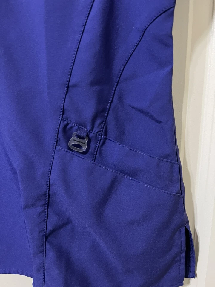 WonderWink W123 Women’s Scrub Top Purple Multiple Pockets size Medium - Image 4 of 4