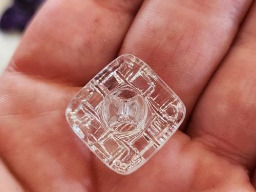 Bouton ancien en verre transparent carré motif relief 1,8 cm G6D - Picture 4 of 4