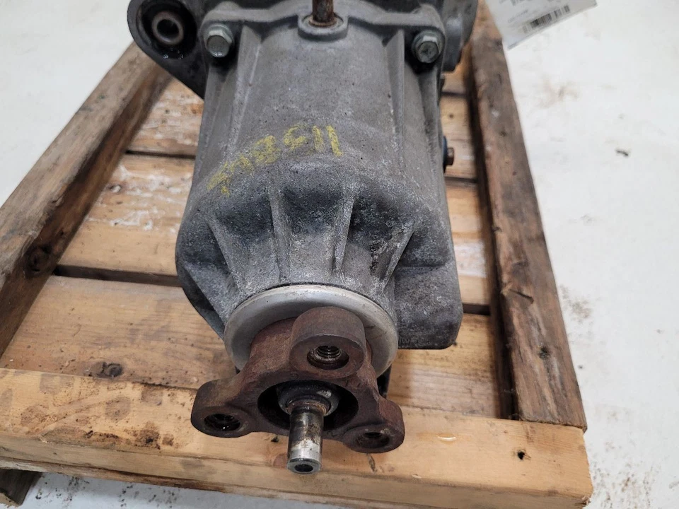 2004 2005 2006 CHRYSLER PACIFICA  Carrier Rear  - Imagem 3 de 4