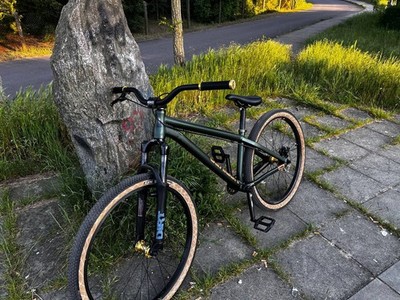 NS Bikes Dirt Jump Bike schwarz/grün 1 Gang Gabel BMX-Lenker Scheibenbremse