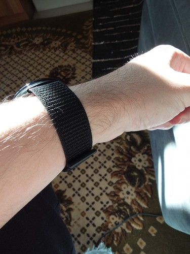 Google Pixel Watch 3 45mm Gehäuse mit schwarzem Band und einem weißen - Bild 2 von 9