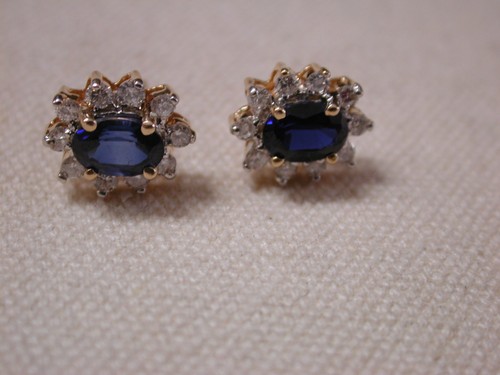 14KT yellow Diamond and Sapphire stud cluster 9 x 12 mm earrings - Picture 8 of 12