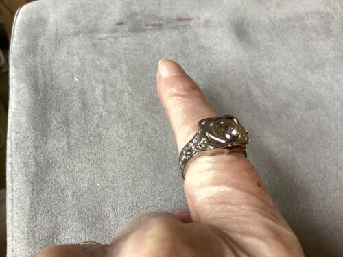 An Unusual Men's Silver-toned Signet Ring with a 'hinged compartment' Size T,. - Picture 2 of 5