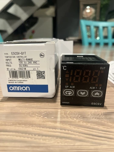 OMRON E5CSV-Q1T-F TEMPERATURE CONTROLLER. NEW