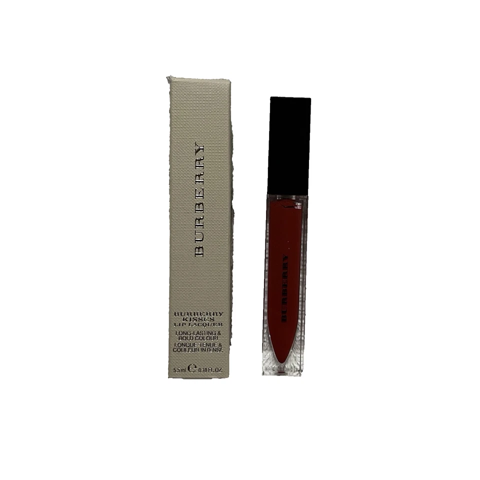 Lápiz labial Burberry Kisses de larga duración y color audaz rojo militar 41 Foto 3 de 4