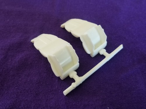 67 ASIENTOS LUMBARES CON CANASTILLA DELANTERA CHEVELLE del kit modelo AMT 1:25 - Imagen 4 de 6