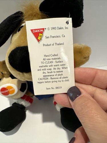 De colección Copa Mundial de la FIFA 1994 Peluche Striker Fútbol Perro EE. UU. DAKIN NUEVO CON ETIQUETAS Mastercard - Imagen 5 de 15