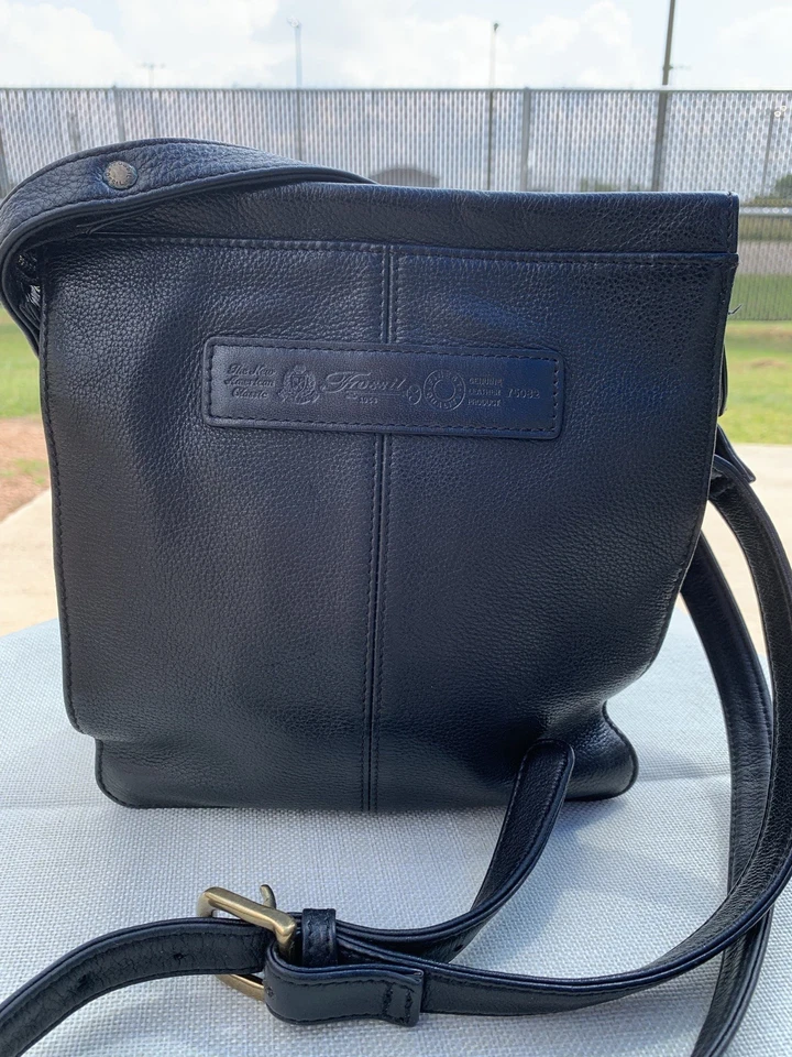 VTG Fossil 1954 Bag Crossbody Black Leather Purse Unisex Skeleton Key Charm READ - Image 2 of 4