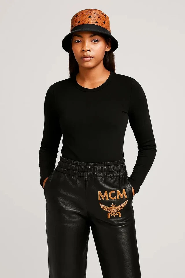 Conjunto de chaqueta y pantalón chándal de cuero negro MCM para mujer conjunto de diseñador Foto 3 de 4