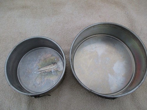2 RARE VINTAGE HILL SIDE METAL WARE SPRING FORM ALUMINUM CAKE PANS 6X3 & 8X3.USA - Picture 2 of 15