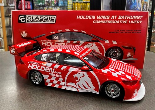 37995 HOLDEN WINS AT BATHURST COMMEMORATIVE LIVERY 1:18 MODEL CAR + FREE PIN - Picture 2 of 7