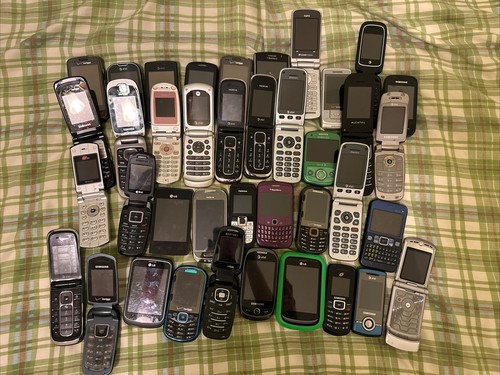 One Random Cell/ Button Phone For Parts Or Scrap || Motorola, Samsung, LG, Nokia - Picture 2 of 3