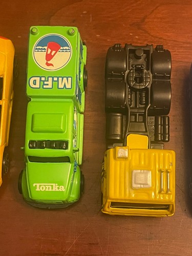Maisto M.F.D Truck, 1957 & 1997 Chevy Corvette, Lamborghini, Cab Diecast 1:64 - Picture 3 of 11