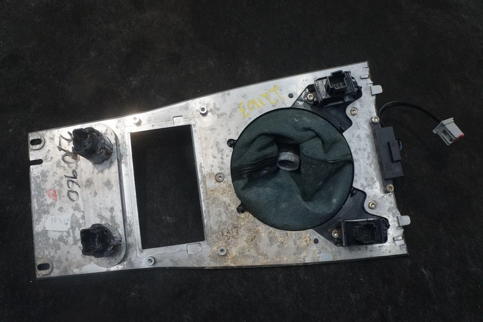 Центральная консоль переключатель передач отделка панель крышка ручка Aston Martin V8 Vantage 2007 - Изображение 4 из 4