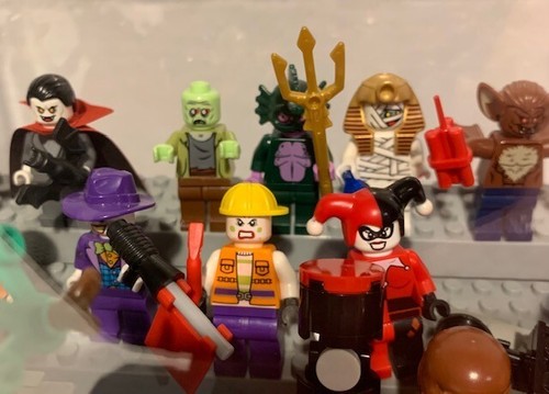 LEGO lot of minifigure with display case - includes DC and Scooby Doo - Picture 5 of 5
