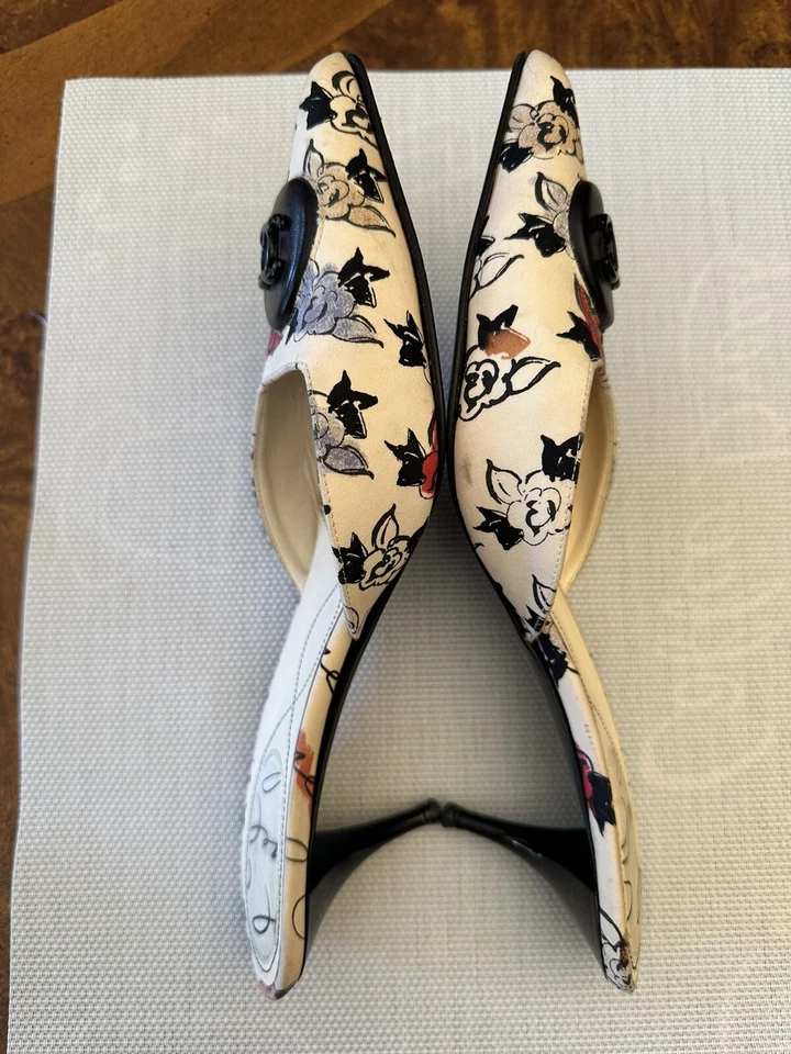 TACONES CHANEL TELA AUTÉNTICA LOGOTIPO CC MEDALLÓN FLOR MULAS 2.5” TALLA 38 ($1495) Foto 4 de 4