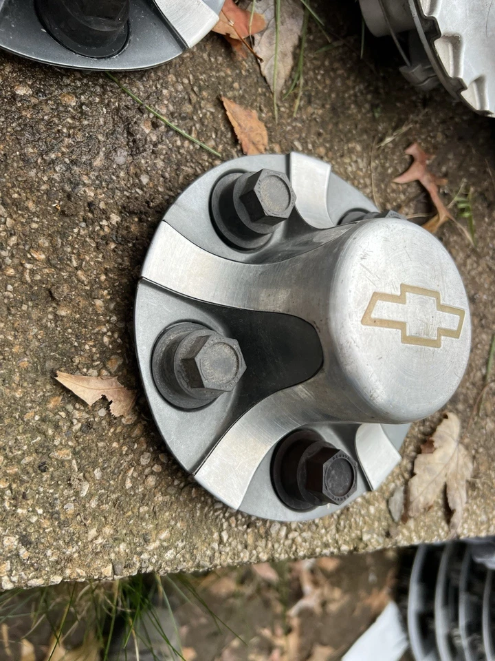 98 99 00 01 02 03 04 CHEVY S10 BLAZER 4X2 center cap 15731941 oem used - Imagem 2 de 4