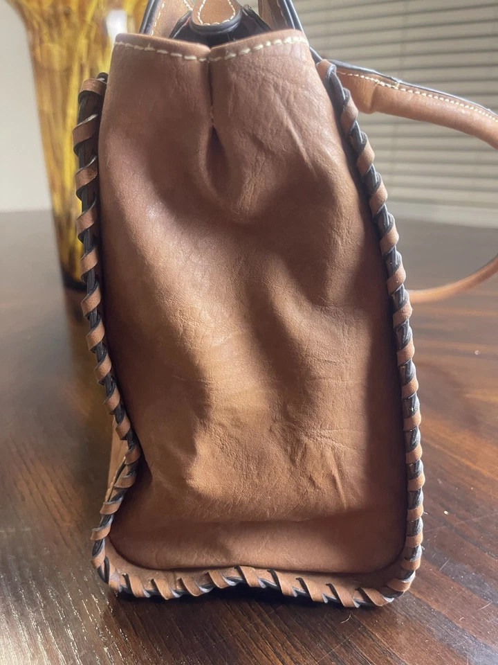 Mariposa Cartera Bolso de Hombro Tostado Agujero Perforado Floral, Dos Correas De Colección Foto 2 de 4