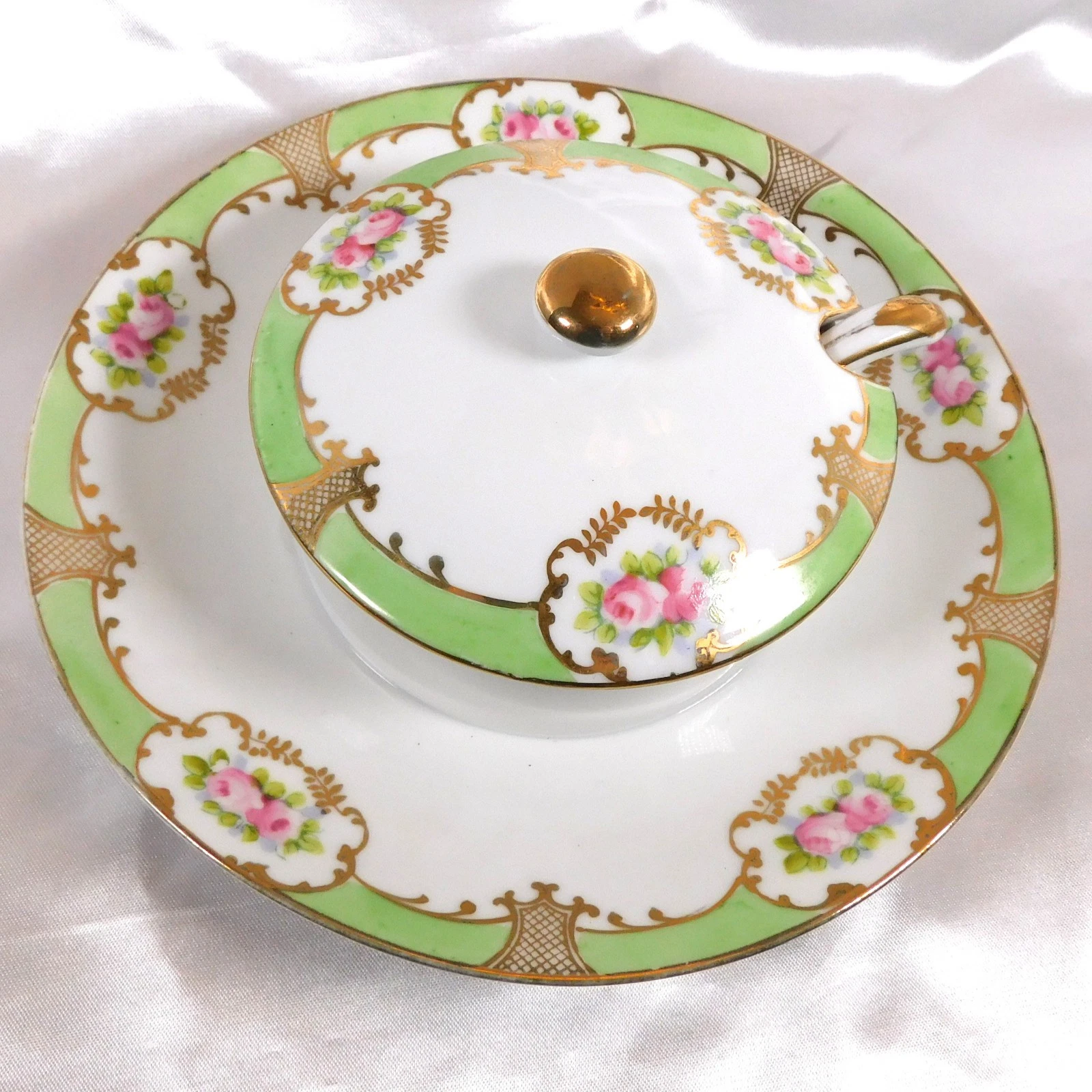 Nippon Covered Sauce Dish with Matching Ladle # 24573