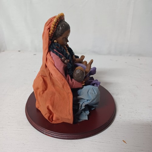 Estatua De Colección House of Lloyd Madonna Africana Niño Navidad Alrededor del Mundo 1995 - Imagen 5 de 9