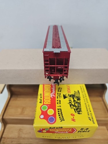 Roundhouse HO Scale 50' FMC Covered Hopper #7725 - Picture 8 of 9