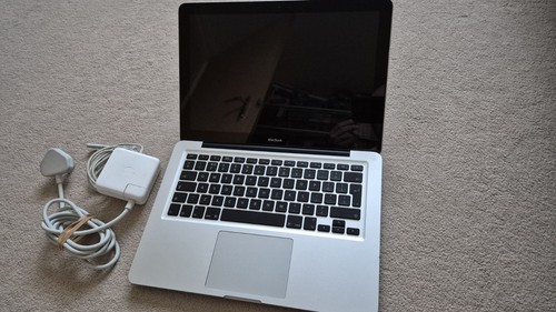 MacBook late 2008, 13-inch , Aluminum (2.4GHz Intel Core 2 Duo; 4GB DDR3