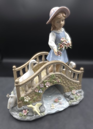 REGALI COSMOS STATUINA MUSICALE fine porcellana - tempo di inattività, ragazza sul ponte - con scatola - Foto 2 di 18