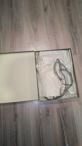 Gucci Authentic Large Green Embossed Gift Box 16x12x2 Storage with Tissue Paper - Picture 3 of 5