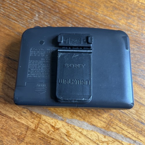 Sony Walkman Modello WM-FX451 Radio cassetta per parti o riparazioni non testata - Foto 3 di 9