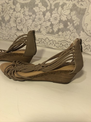Me Too Shoes Women's 8.5M Brown Crescent Strappy Faux Leather Wedges - Picture 4 of 11